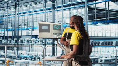 Akıllı fabrikadaki sistem yöneticileri veri toplayıp analiz ediyorlar. İş arkadaşları beyin fırtınası yapıyor, endüstriyel tesiste takip yazılımı kullanıyor gelişmiş sensörler ve kamera ile donatılmış.