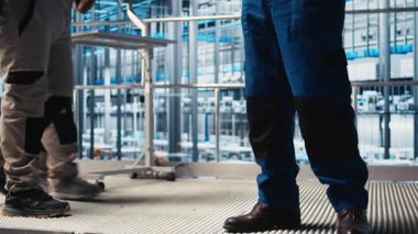 Akıllı güneş panelleri imalat fabrikasındaki yaşlı kıdemli mühendis güç üretimini maksimuma çıkarmak için tablet üzerinde yazılım kullanıyor. Deneyimli profesyonel denetim sektörü 4.0 fotovoltaik fabrikası, kamera A