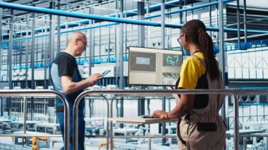 Fotovoltaik 'teki mutlu mühendisin portresi verileri analiz eden, sistem ölçümlerini gözden geçiren akıllı fabrika. Endüstrideki neşeli kadın 4.0 güneş paneli yenilenebilir enerji üreten fabrika, kamera A