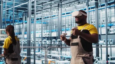 Akıllı fabrika mühendisi, robotik silah ve taşıma bantlarını denetlemek için VR kulaklık kullanıyor. Sanayi 4.0 bitki teknisyeni sanal gerçeklik kullanarak sistem performansını gözlemliyor, kamera A