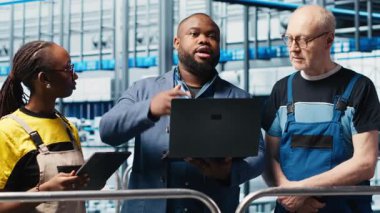 Akıllı fabrika müdürü, personele robot kolları dizüstü bilgisayarla kullanmayı öğretiyor. Denetleyici endüstri 4.0 Endüstriyel Sanayi Fabrikası, otomatik makine dizüstü bilgisayarı, kamera A