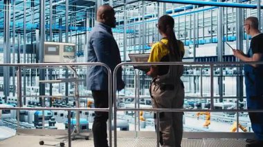 Akıllı fabrika yatırımcılarıyla toplanan mühendisler, toplanan verilere dayanarak içgörü gösteriyorlar. Endüstriyel fabrika hissedarı ile görüşen uzmanlar, algılayıcılar tarafından toplanan ölçümleri sunuyorlar, kamera A