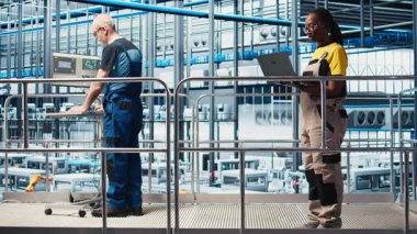 Sistem performans ölçümlerine bakan akıllı fotovoltaik mühendislik ekibi. Takım çalışması güneş panelleri enerji üretimini IoT sensörleri ve kamera A üzerinden takip eden iş arkadaşları.