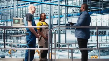 Fotovoltaik zeki bir fabrika yatırımcısı yatırım yapmaya karar vermeden önce verileri analiz ediyor ve mühendislerle konuşuyor. Sanayi 4.0 güneş panelleri fabrika hissedarı işçilerle iş planını tartışıyor, kamera A