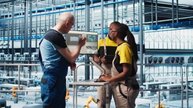 Photovoltaics akıllı fabrika yaşlı takım lideri hasar gören sensörleri teşhis eden işçilerle konuşuyor. Endüstri 4.0 güneş panelleri kıdemli mühendis ve çalışanları devre dışı bırakmak için çalışıyorlar, kamera A