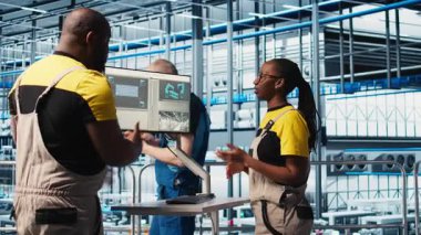 Endüstri 4.0 güneş panelleri iş arkadaşlarını beyin fırtınası yapmaya ve güneş enerjisi sistemleri prototiplerini geliştirmeye zorluyor. Photovoltaics akıllı fabrika araştırmacıları yeni PV materyalleri, kamera A hakkında konuşuyorlar.