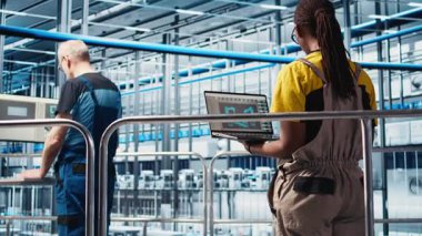 Akıllı fabrikada çalışan mühendisler veri toplayıp analiz ediyorlar. Endüstride takip yazılımı kullanan teknisyenler gelişmiş sensörlerle donatılmış 4.0 endüstriyel fabrika, kamera A