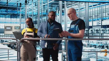 Photovoltaics akıllı fabrika kalite kontrol subayı sistem tasarımı ve güvenilirliğini denetliyor. Endüstri 4.0 güneş paneli üretim tesisi müfettişi çalışanlara geri bildirim sağlıyor, kamera A