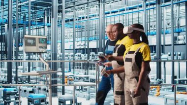 VR kulaklık takan akıllı fotovoltaik fabrikası uzmanı sistem performans ölçümlerine bakıyor. Güneş panelleri fabrika işçisi sanal gerçeklik teknolojisini IoT sensörleri ve kamera A aracılığıyla enerji üretimini takip etmek için kullanır.