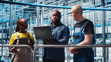 Akıllı fabrika müdürü, personele robot kolları dizüstü bilgisayarla kullanmayı öğretiyor. Denetleyici endüstri 4.0 Endüstriyel Sanayi Fabrikası, otomatik makine dizüstü bilgisayarı, kamera A