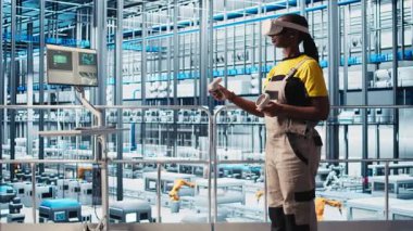 Akıllı fabrikada VR kulaklık takan mühendis optimizasyon yapmak için toplanan verilere bakıyor. Endüstride sanal gerçeklik kullanan teknisyenler sensörlerle donatılmış 4.0 endüstriyel fabrika, kamera A