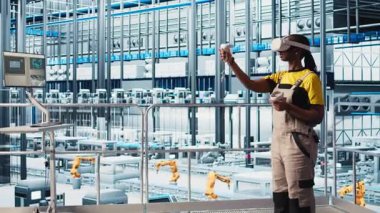 Sanayi 4.0 sanayi mühendisi otomatikleştirilmiş makineleri kontrol etmek için sanal gerçekliği kullanarak iş akışının devamlılığını sağlıyor. Akıllı fabrika teknisyeni VR ekipmanı ve kamera A kullanarak robotik kolları yönetiyor.