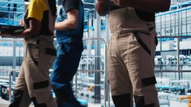 Photovoltaics akıllı fabrika uzmanı tablet kullanarak verileri analiz ediyor. Endüstrideki Afrikalı Amerikalı adam 4.0 güneş panelleri fabrika yenilenebilir enerji üretiyor sistem ölçümlerini gözden geçirmek için defter kullanıyor, kamera A