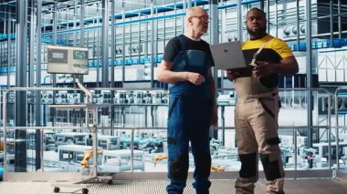 Akıllı fabrika kıdemli mühendisi stajyere otomatik iş akışlarını uygulamayı öğretir, elle işlemleri bilgisayara geçirir. Tecrübeli bir adam stajyerin sensörleri üretime entegre etmesine yardım ediyor, kamera A