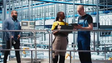 Endüstri 4.0 güneş panelleri mühendislerinin çalışma süresinin azaltılması için yaptıkları çalışmaları denetleyen kişi. Fotovoltaik zeki fabrika yöneticisi işçilere hasar gören IOT sensörlerini, kamera A 'yı tamir etme görevi veriyor.