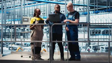 Akıllı fabrika müdürü, çalışanlarla otomatik iş akışı uygulamasını tartışıyor. İşçilerle yapılan sanayi fabrikası görüşmelerini denetleyen, sensörleri üretime entegre eden, kamera A