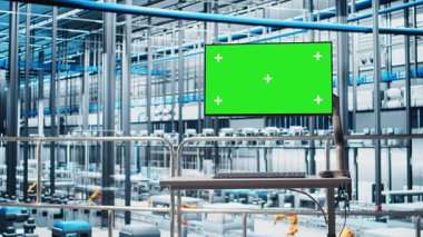 Yeşil ekran monitörü, Endüstri 4.0 akıllı fabrika ekipmanı için analitik gösterge panelini gösteriyor. Endüstriyel fabrika modelleme görüntüleme robotik silah performansı ve sensör verilerinden ölçümler