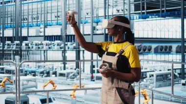 Akıllı fabrika mühendisi sanal gerçeklik kullanarak otomatik iş akışı ve kontrol sistemleri uygular, işlemleri bilgisayara geçirir. Teknisyen sensörleri VR kulaklık ve kamera A kullanarak üretime entegre ediyor.