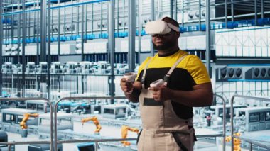 Otomatik sistemleri test etmek ve güvenilirliği sağlamak için VR kulaklık kullanan akıllı bir fabrika uzmanı. İşçi sanal gerçeklik teknolojisi, algılayıcı verileri ve kamera A 'ya dayanarak dar geçitleri belirlemek ve ekipmanları optimize etmek için.