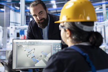 Photovoltaics mühendislik ekibi üretim akışını optimize ediyor. Sürdürülebilir enerji güneş panelleri bilgisayar üzerindeki üretim sürecini izleyen ekip çalışması meslektaşları