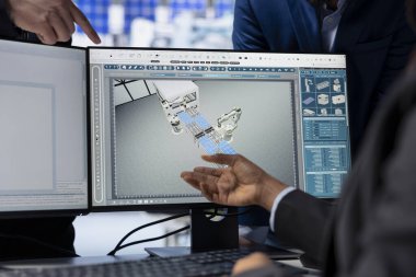 Güneş enerjisi üretim tesisi programcısı bilgisayara yazılım kodu yazıyor, denetim altında robotik makine operasyonlarını yönetmek için araçlar geliştiriyor, yakın çekim