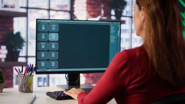 Masaüstü bilgisayarında yapay zeka sohbet robotuyla çalışan odaklanmış bir kadın gerçek zamanlı yardım ve güçlü online aletler sunuyor. Gelişmiş sistem makine öğreniminin nasıl destek sağladığını gösterir. Kamera A.