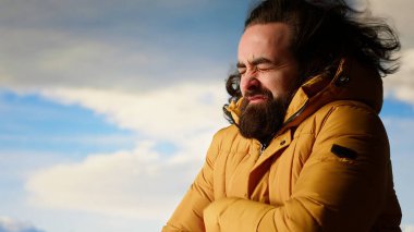 Dağın tepesinde soğuk rüzgarlarla boğuşan genç gezgin, yürüyüş faaliyetleriyle gurur duyuyor. Hırslı maceraperest başarılı bir şekilde dağ sırasına tırmanıyor. Kamera B.