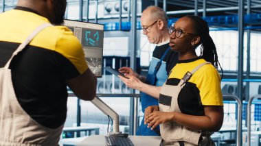 Endüstri 4.0 güneş panelleri iş arkadaşlarını beyin fırtınası yapmaya ve güneş enerjisi sistemleri prototiplerini geliştirmeye zorluyor. Photovoltaics akıllı fabrika araştırmacıları yeni PV materyalleri, kamera A hakkında konuşuyorlar.