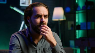 Televizyonda spor maçı izleyen şaşkın taraftar, ikna edici olmayan takım performansına şaşırdı. Futbol müsabakasına bakan bir adam, oyuncunun ve kameranın kaçırdığı kolay bir şansla şaşkına döndü.