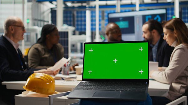Акционеры фотоэлектрического завода анализируют тенденции рынка ноутбуков с зеленым экраном для определения инвестиционной стратегии. Менеджеры просматривают данные по хроматическому ключу ноутбука, расширяя заводское производство, фотоаппарат А
