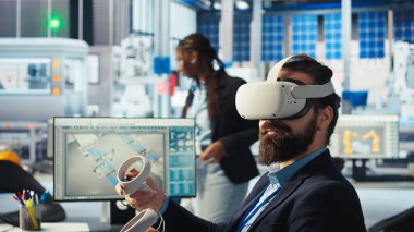 VR gözlük kullanan fotovoltaik fabrikası mühendisi güneş panelleri verimliliğini artırıyor. Güneş panelleri, sanal gerçeklik teknolojisi kullanarak daha ucuz güneş çözümleri araştıran fabrika işçisi üretiyor, kamera A