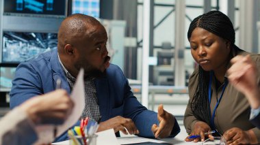 Fabrika mühendislik ekibi üretim hatlarına bakıyor, enerji üretimini arttırmak için çalışıyorlar. Fotovoltaik uzmanları yenilikçi güneş pili prototipleri üzerinde kafa yoruyor, şemaları inceliyor, kamera B
