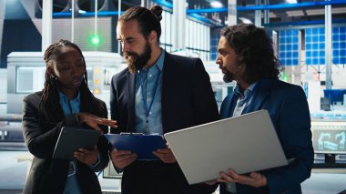 Fotovoltaik fabrikası mühendislerinden oluşan bir ekip güneş panelleri verimliliğini arttırmak için birlikte çalışıyor. Takım çalışması güneş panelleri üretim tesisi uzmanları daha ucuz güneş çözümleri, kamera A