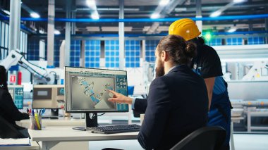 Güneş panelleri, güneş enerjisini kullanan yeni teknolojiler geliştirdikten sonra mühendislerle bulguları paylaşan bir bitki uzmanı. Fotovoltaik fabrikası araştırmacısı işçilere verimliliği nasıl arttıracağını söylüyor, kamera A