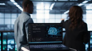 Yapay zeka teknolojisi veri merkezinde dizüstü bilgisayarda kodlanıyor ve programcılar arka planda makine öğrenme modelleri kullanıyor. AI IT uzmanları tarafından kullanılan not defteri, kamera B, kapat