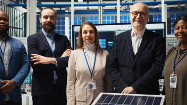 Yönetim yöneticileri güneş paneli üretimi için otomasyon stratejileri hakkında konuşuyor. Fabrikadaki iş adamları çevre dostu enerji üretim sektörü, kamera A 'ya finansal yatırımlar yapıyorlar.