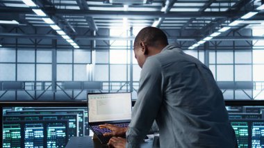 Bilgisayarda veri merkezi kodlaması mühendisi, kaynak kullanımını optimize ediyor, güç yönetimi ayarlarını ayarlıyor. Sunucu odası çalışanı, not defteri, kamera B kullanarak istikrarlı altyapıyı koruyor