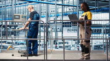 Sistem performans ölçümlerine bakan akıllı fotovoltaik mühendislik ekibi. Takım çalışması güneş panelleri enerji üretimini IoT sensörleri ve kamera A üzerinden takip eden iş arkadaşları.