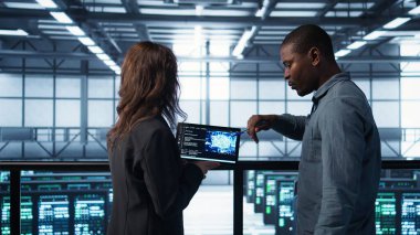 Veri merkezindeki yazılım geliştiricileri, depolama hacmini optimize etmek için tablet üzerinde yapay zeka teknolojisi kullanıyorlar. Sunucu merkezi tesisinde bilişim uzmanları yapay zeka kullanarak kusursuz operasyonları sağlıyorlar, kamera B