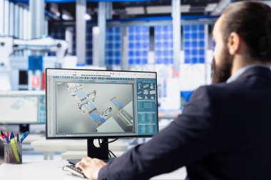Operasyonel yetersizlikleri saptamak ve ele almak için güneş enerjisi fabrikasındaki üretim müdürü bilgisayardaki sistem kayıtlarını inceliyor. PC ekranındaki Photovoltaik tesis çalışanı izleme verileri, kapatın
