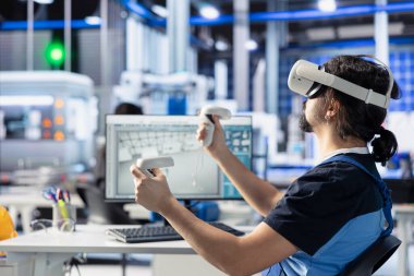 Fotovoltaik fabrikası Al sanal gerçeklik teknolojisini kullanarak güneş modülleri için CAD modelleri yaratıyor. İnsan verimlilik ve üretim için güneş paneli tasarımlarını simule etmek için VR ekipmanı kullanır