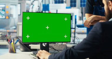 Photovoltaics fabrikası çalışanı izole ekran bilgisayarındaki verileri analiz ediyor, sistem ölçümlerini gözden geçiriyor. Güneş panelleri, bilgisayar görüntüsü kullanarak çalışanların teknik sorunlarını çözüyor