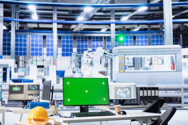 Fotovoltaik fabrika sistemi parametrelerini ayarlamak için kullanılan yeşil ekran bilgisayar görüntüsü. Güneş paneli üretim tesisinde enerji arzını optimize etmek için kullanılan krom anahtar model bilgisayar monitörü