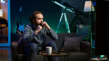 Manyak taraftar, favori takımın TV 'de canlı yayınlanan spor etkinliğini izlerken kazanmasını zevkle izliyor. Enerji dolu coşkulu destekçi kulübün futbol müsabakasında zafer kazanmasını kutluyor. Kamera A.