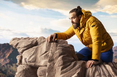 Pervasız, hazırlıksız yürüyüşçü yüksek irtifadaki bir uçurumun kenarına doğru tökezler ve güçlü rüzgarlar tarafından gafil avlanır. Sıradışı koşullar altında, dağın zirvesinde dengeyi kaybediyoruz..
