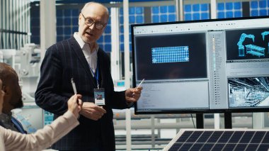 Fotovoltaik fabrikasındaki yönetim yöneticileri ve yatırımcılar, güneş enerjisi üretim kapasitelerini genişletmek için yatırım stratejileri belirlemek için pazar eğilimlerini analiz ediyorlar.