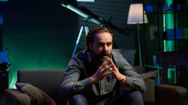 Spor yayınlarını izlerken, taraftarların öfkesinden kudurdu. Yanlışlıkla takımları azarladı. Kızgın adam TV ekranına yastık fırlatırken futbola bakıyor. Fırsatı kaçırdığı için azarlayan oyuncu, kamera A.