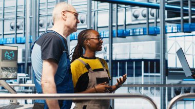 Yatırımcı sektörü ziyaret eden 4.0 güneş paneli fabrikası, yatırım yapmadan önce sınırlı süre için mühendislerle konuşuyor. Fotovoltaik, akıllı fabrika hissedarı çekleri teknisyenler, kamera A tarafından yapılır.