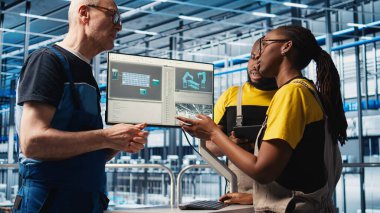 Photovoltaics akıllı fabrika yaşlı takım lideri hasar gören sensörleri teşhis eden işçilerle konuşuyor. Endüstri 4.0 güneş panelleri kıdemli mühendis ve çalışanları devre dışı bırakmak için çalışıyorlar, kamera A