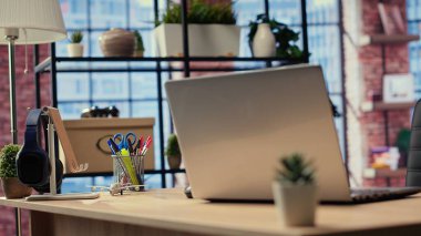 Ahşap döşemeleri, parlak duvarları ve geniş bir yerleşimi olan modern ve minimalist bir iç mekanı olan boş bir daire. Ev ofisi, çatı katı ya da şık bir oturma odası olarak hizmet veren rahat bir moda alanı.